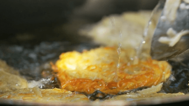 팬에서 노릇하게 익어가는 감자전