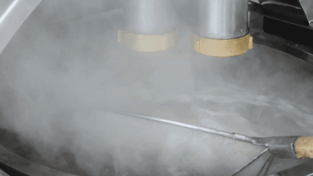 갓 만든 메밀면을 물에 헹구는 장면