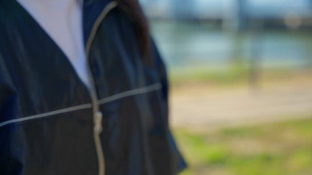 야외에서 스마트워치를 확인하는 사람