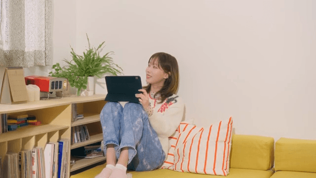 아늑한 방에서 태블릿을 사용하는 여성