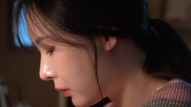 실내에서 식사를 즐기는 여성