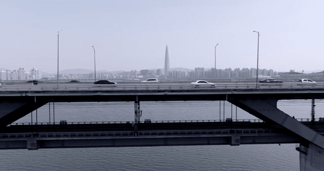 도시 스카이라인이 보이는 강 위의 다리