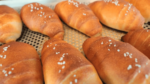 트레이에 올려진 갓 구워진 소금빵