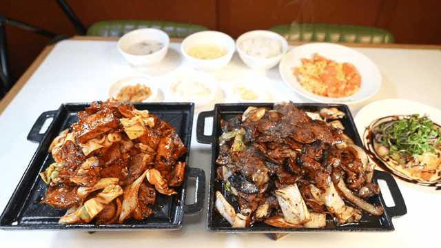 Table with stir-fried pork on hot plate