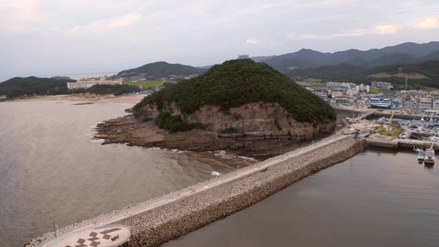 바위 언덕이 있는 해안 풍경