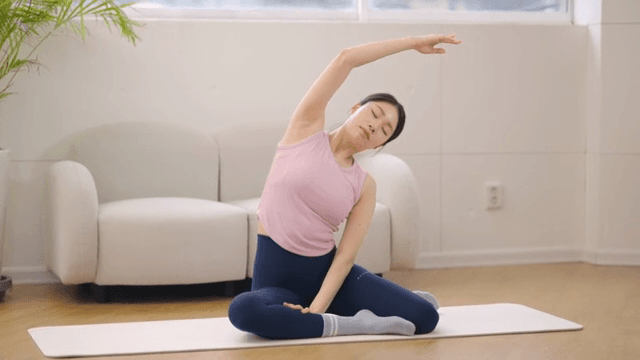 실내에서 스트레칭을 하는 여성