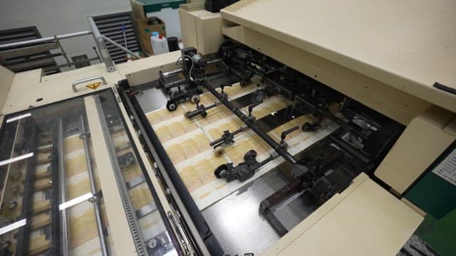 지폐를 찍어내는 산업 기계