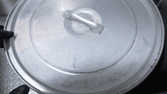 Crab marinated in soy sauce in pot