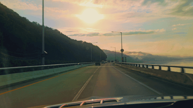 강변 도로를 따라가는 경치 좋은 드라이브