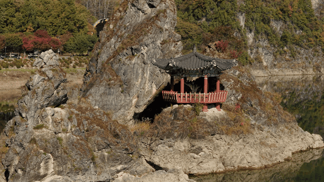 고요한 호숫가의 전통 정자