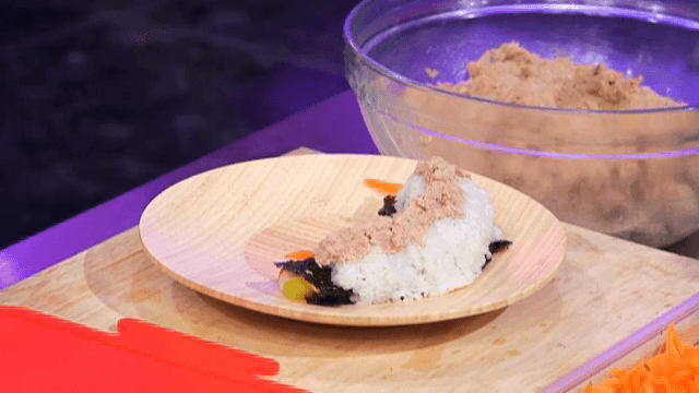 김밥 위에 참치 올리기