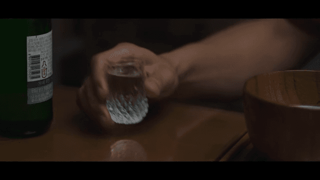 소주를 잔에 따르고 마시는 남성