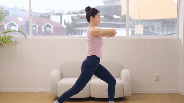 실내에서 운동을 하는 여성