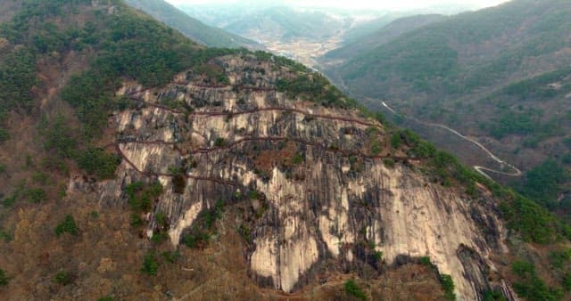 가파른 절벽에 둘러진 굽은 산책길