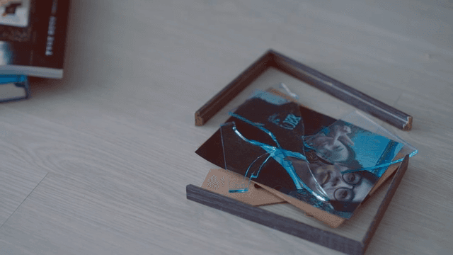 바닥에 놓인 깨진 사진 액자