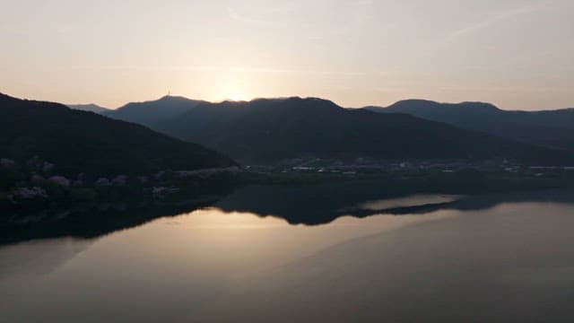 고요한 산 호수 위의 일출