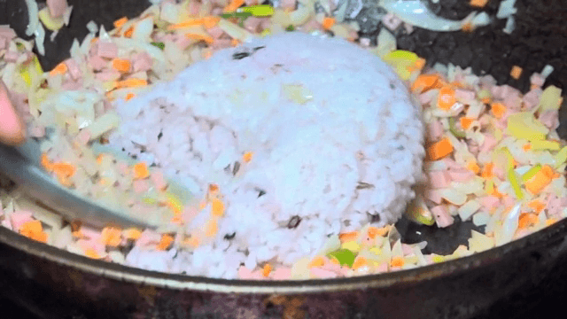 밥과 채소가 볶아지는 모습