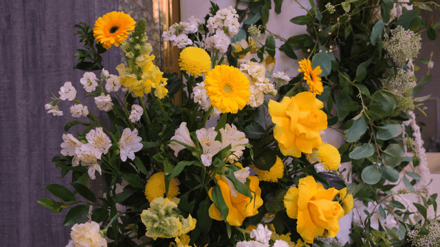 노란색과 흰색 꽃의 화려한 꽃다발