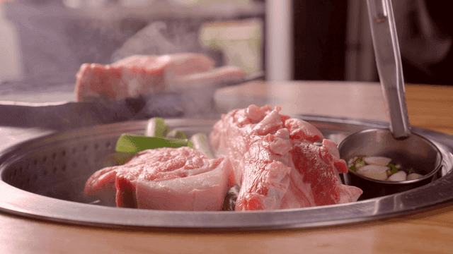 한국식 바비큐 그릴에서 삼겹살 굽기