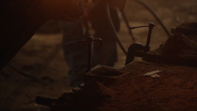 녹은 금속이 주형에 부어지는 장면