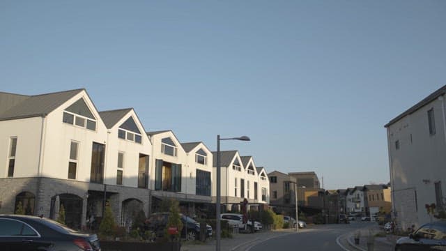 현대적인 디자인의 주택이 있는 주거 지역