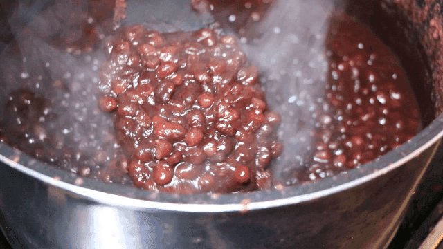 냄비에서 끓고 있는 팥