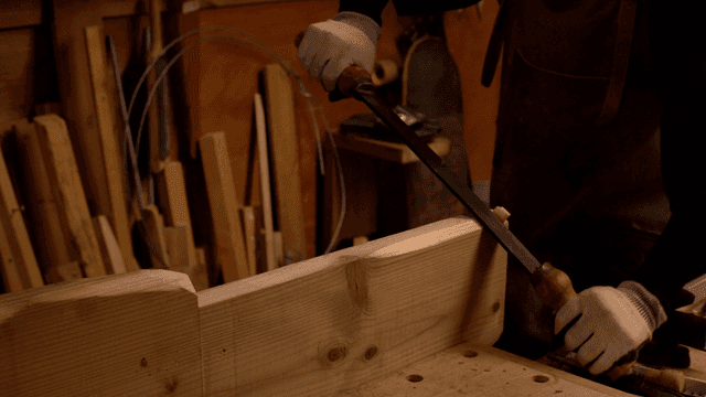 작업장에서 나무를 다듬는 장인