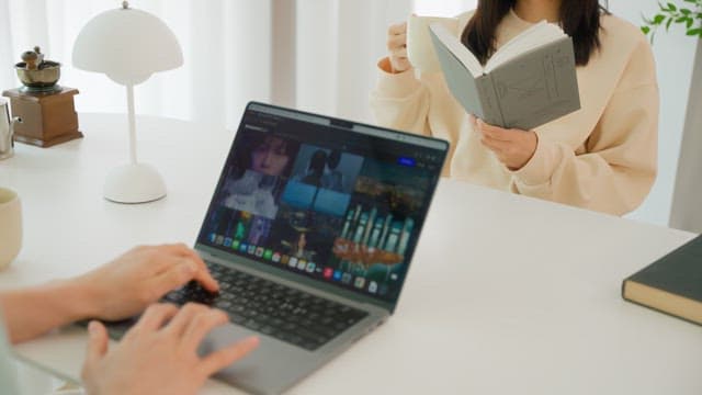 거실의 하얀 테이블에서 여유를 즐기는 두 사람