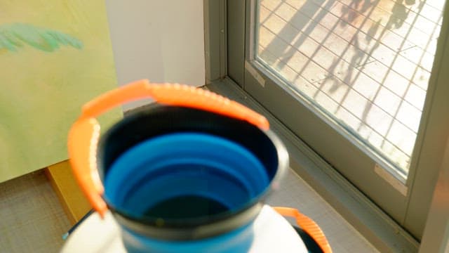 한가로운 낮 시간대의 테이블 위에 물통