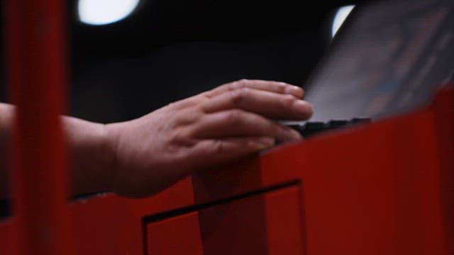 키보드 위에서 머뭇거리는 손