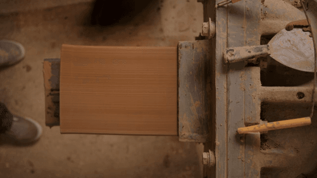 작업장에서 점토가 형태를 잡는 모습