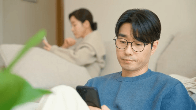 싸운 후 거실에서 각자 쉬고 있는 남성