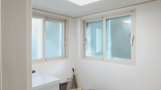 창문이 있는 작은 실내 방