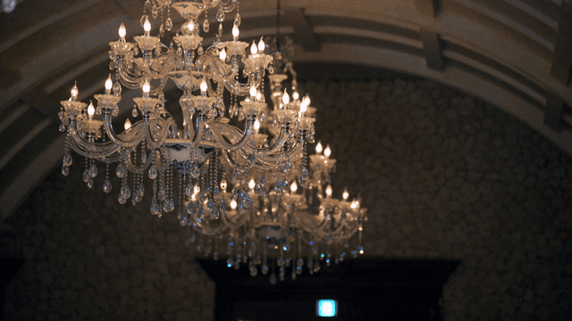 어둡게 조명된 방의 우아한 샹들리에