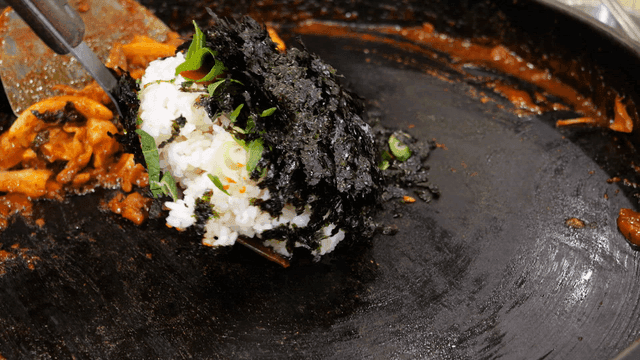 Dakgalbi fried rice served on hot plate