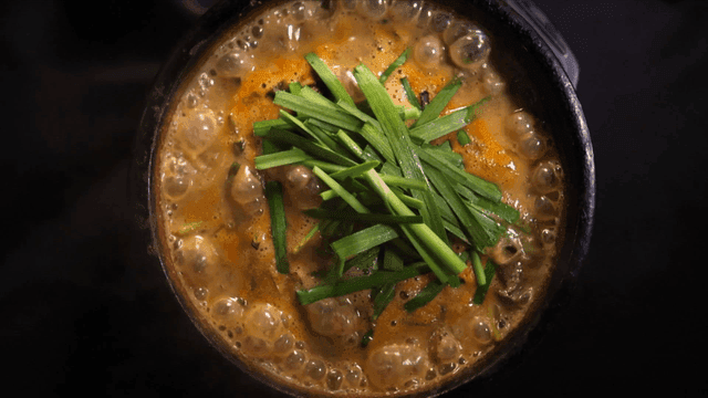 부추가 올라간 뜨거운 추어탕