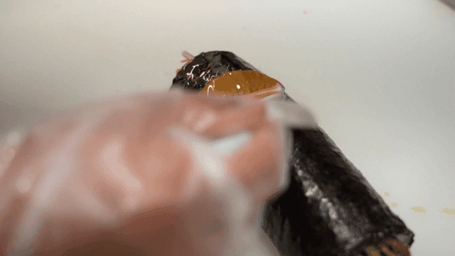 김밥에 참기름을 바르는 장면