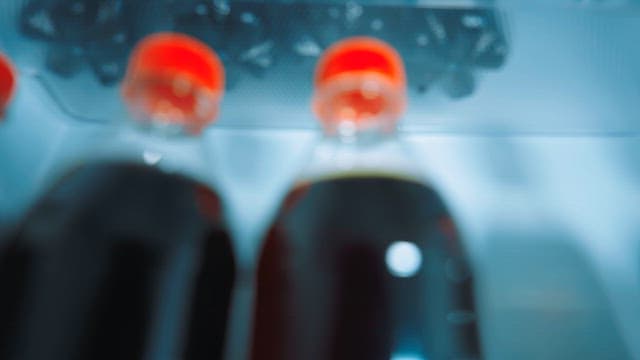 냉장고에서 음료를 꺼내는 사람