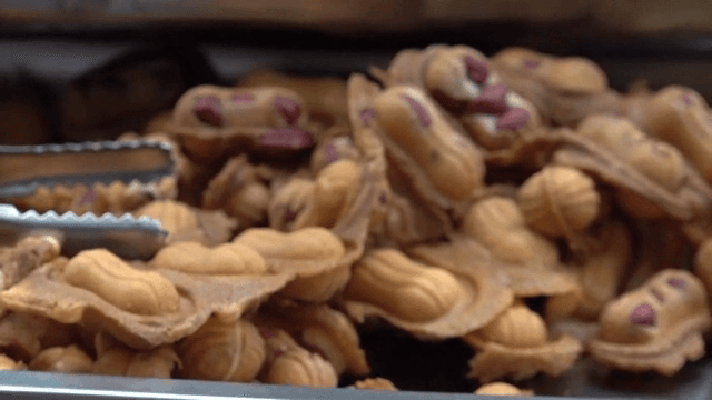 갓 구운 땅콩 모양의 빵