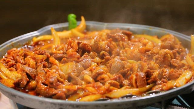 냄비에서 지글거리는 매콤한 오리불고기