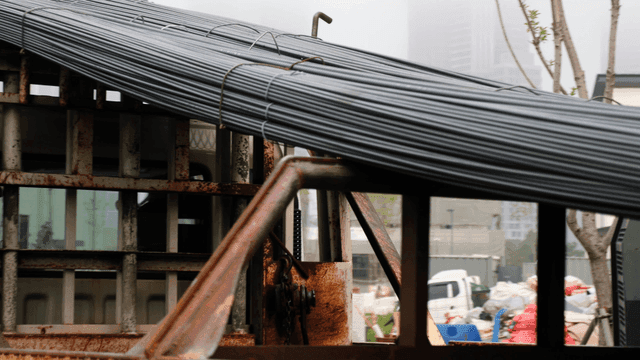 트럭 위의 건설 자재