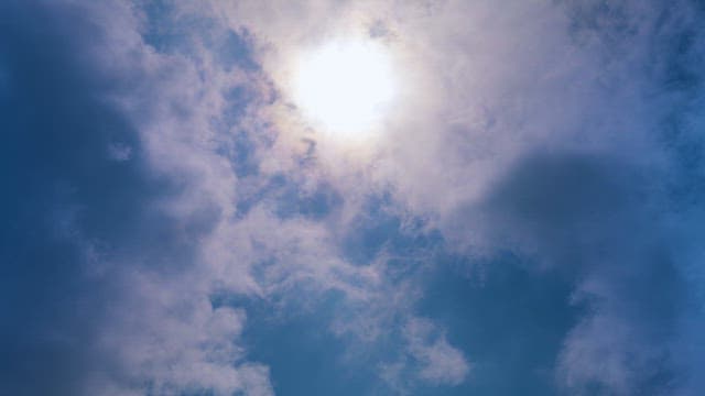 구름 사이로 빛나는 밝은 태양