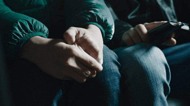 Person who shakes his legs violently due to anxiety