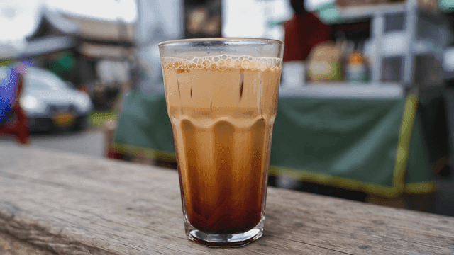 나무 테이블 위의 아이스 커피 한 잔