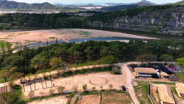 주변 숲이 있는 경치 좋은 강