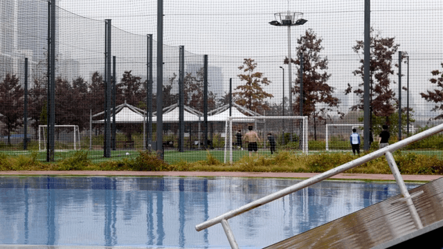 비 오는 날 축구를 하는 사람들