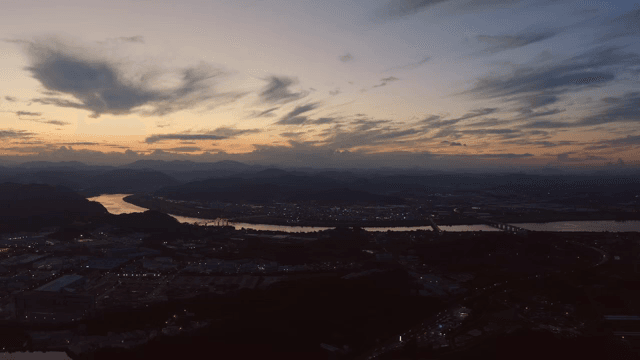구불구불한 강 위의 고요한 일몰