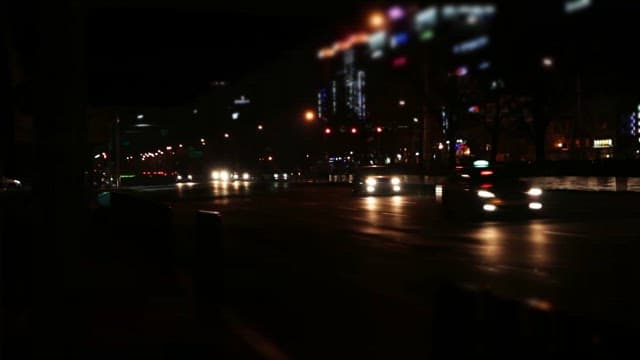 자동차와 보행자가 있는 도시의 밤 거리