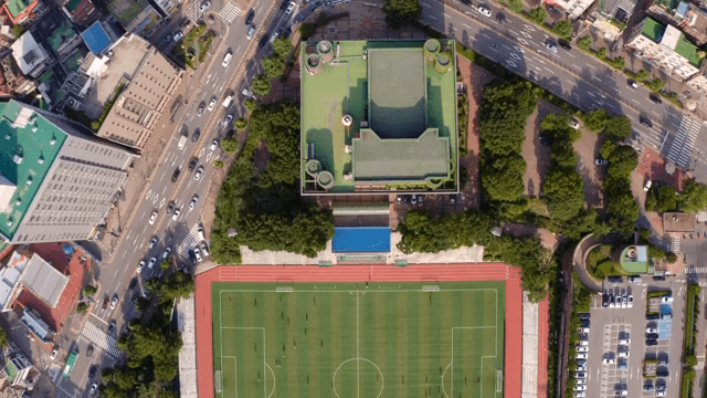 도시 교차로와 운동장의 항공 뷰