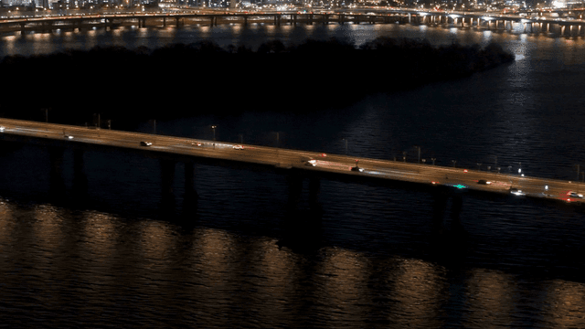 강 위의 다리 야경